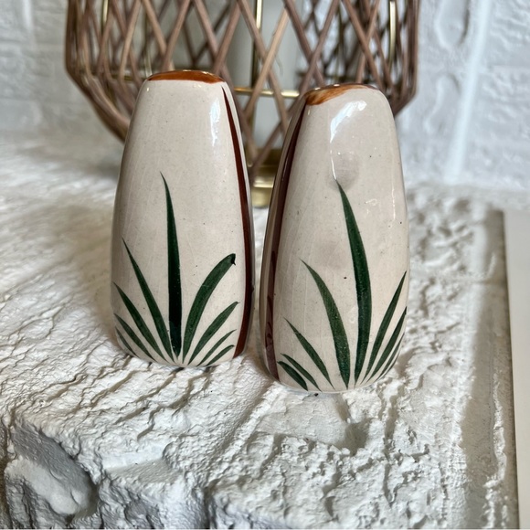 Tonala Hand Painted Floral Pottery Salt and Pepper Shakers Mexico - Picture 2 of 6